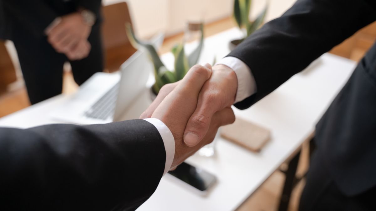 Handshake representing end-to-end China import support partnership