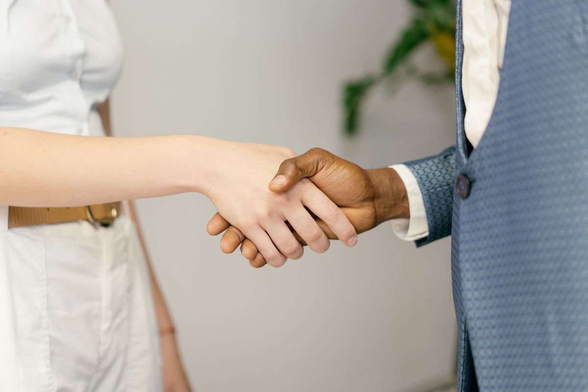 business handshake symbolizing protected trade assurance payment