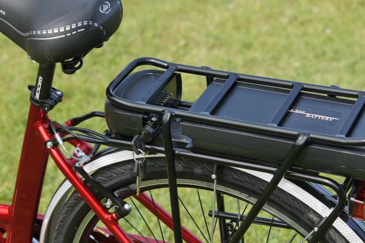Rear-rack lithium battery pack on an electric bicycle