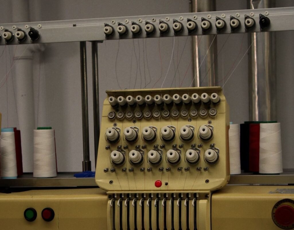 Multi-needle computer embroidery machine head with thread cones